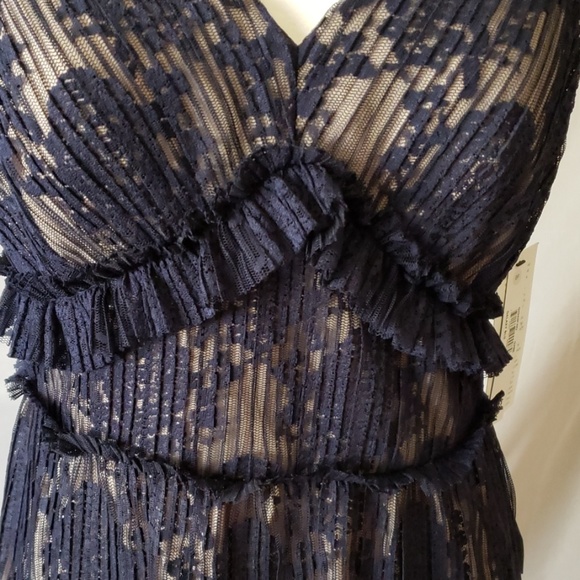 New Lace dress - Picture 4 of 4